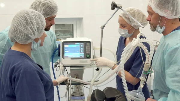 Pielęgniarki chirurgicznej wskazuje palcem na monitorze — Zdjęcie stockowe