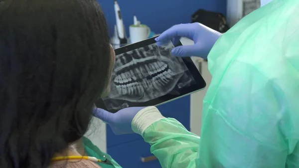 Diş hekimi x-ray görüntü onun tablet üzerinde yakınlaştırır. — Stok fotoğraf