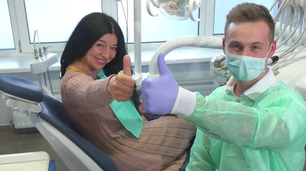 Dentysta i jego klienta widoczne ich kciuki — Zdjęcie stockowe