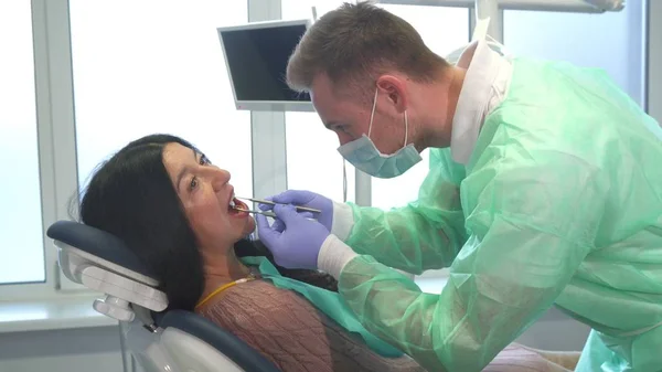Dentysta bada chorych zębów — Zdjęcie stockowe