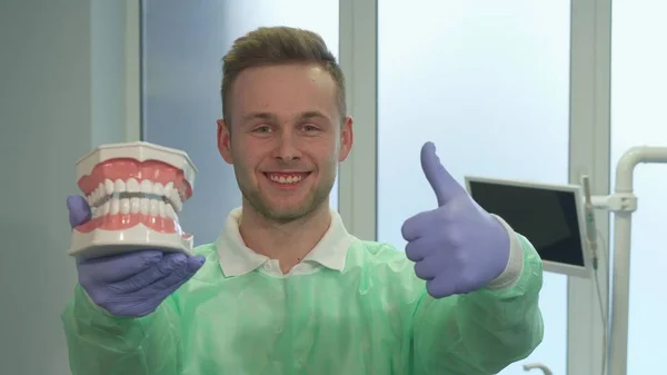 歯科医が彼の親指を現れる — ストック写真