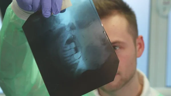 Dokter gigi melihat x-ray — Stok Foto