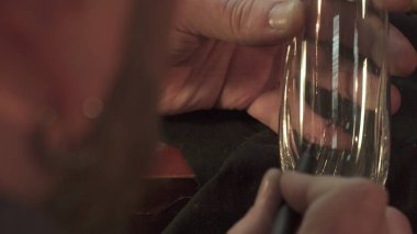 Gravür desen cam üzerine koyar.