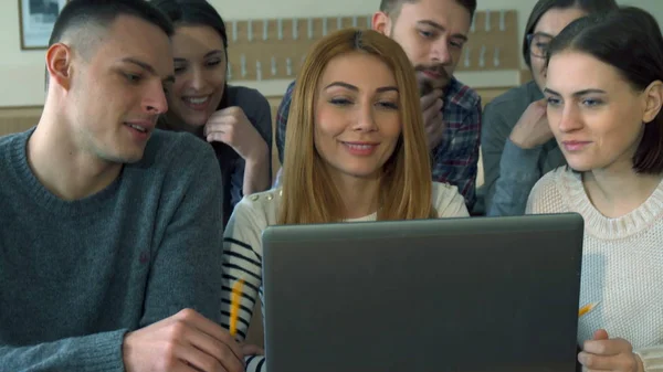 Group of students discusses something on laptop — Stock Photo, Image