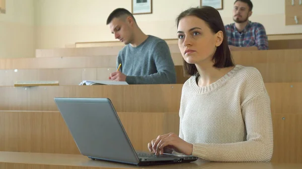 Női hallgatói tanulmányi laptop — Stock Fotó