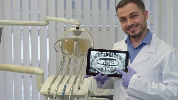 Dentysta wskazuje palcem na x-ray — Zdjęcie stockowe