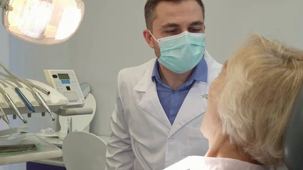 Il dentista accende la luce dentale — Foto Stock