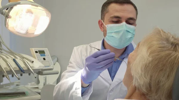 Dentista começa check-up de paciente do sexo feminino — Fotografia de Stock