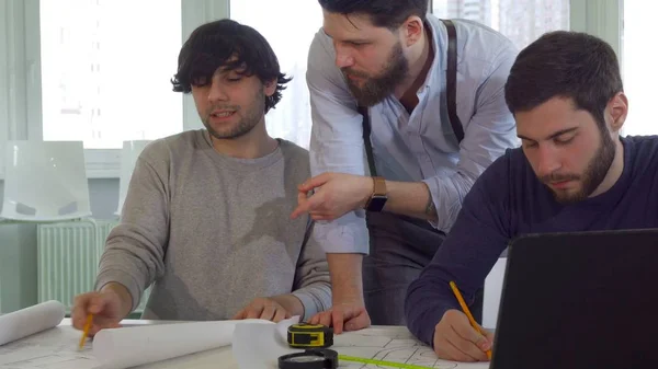 Coworking arquitectos hablan en la mesa — Foto de Stock