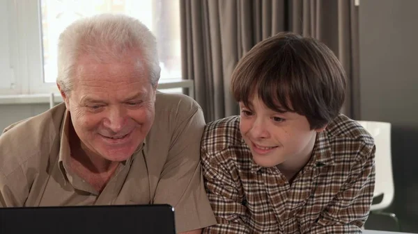 Senior man asking advice from his grandson — Stock Photo, Image