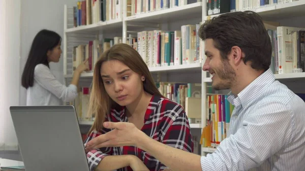 Two students argue about something on laptop — Stock Photo, Image