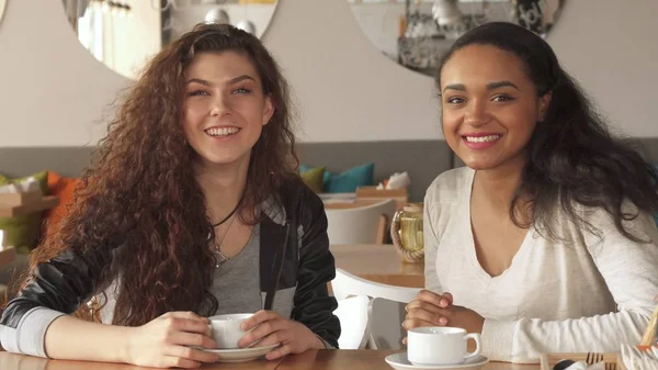 Zwei Mädchen zeigt, wie sie sich im Café mögen — Stockfoto