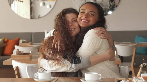 Две девушки смеются в кафе — стоковое фото