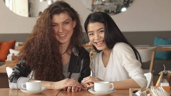 Girl tells something funny to her friend — Stock Photo, Image