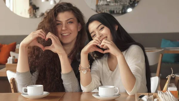 Dois amigos gesto amor no café — Fotografia de Stock