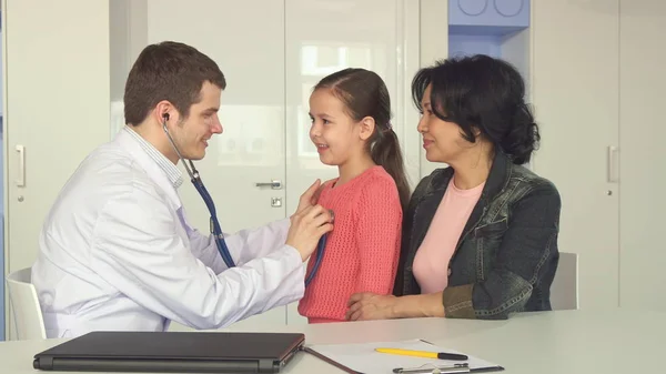 Doctor escucha los latidos del corazón de las niñas — Foto de Stock