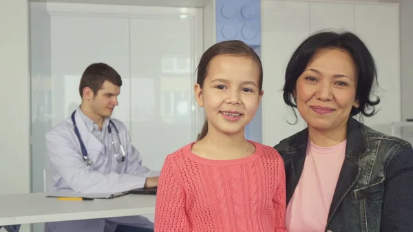 Femme pose avec sa fille à l'hôpital pour enfants — Photo