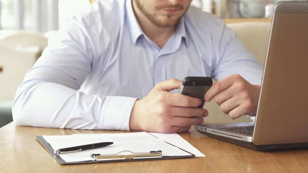 Affärsman använder sin smartphone på café — Stockfoto