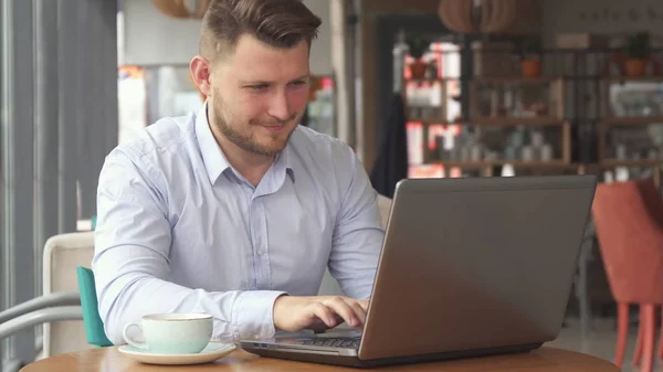 Affärsman fungerar på laptop på café — Stockfoto