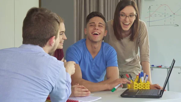 Guy tells some joke to his coworkers at the office — Stock Photo, Image