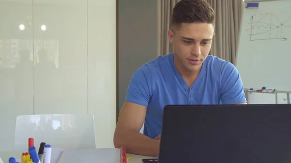 Guy fungerar på laptop på kontoret — Stockfoto