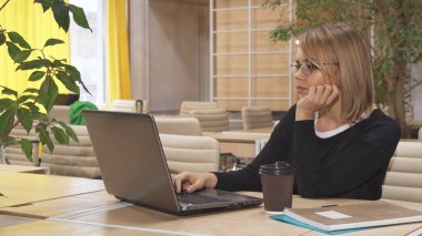 Laptop çalışma merkezinde kız türleri