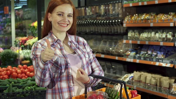 Kobieta patrzy na jej zakupy hipermarket — Zdjęcie stockowe