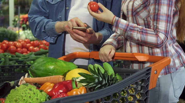 Пара сортов овощей и фруктов в корзине — стоковое фото