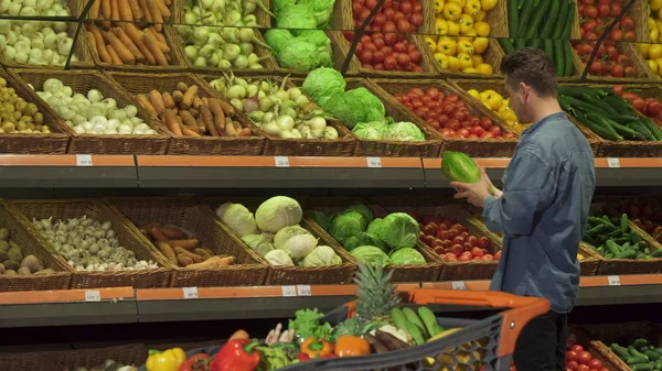 Парень покупает капусту в супермаркете. — стоковое фото