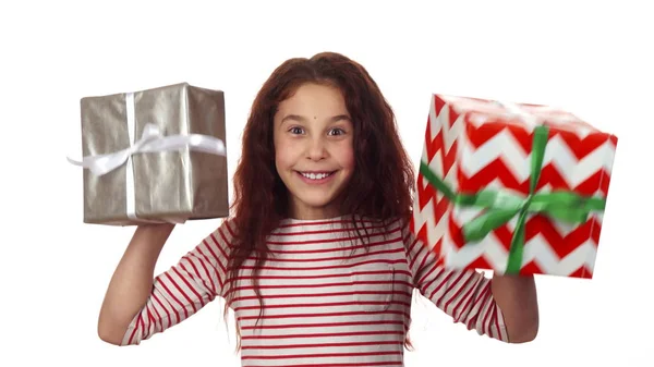 Szczęśliwa dziewczyna trzyma dwa prezenty świąteczne w jej ręce — Zdjęcie stockowe