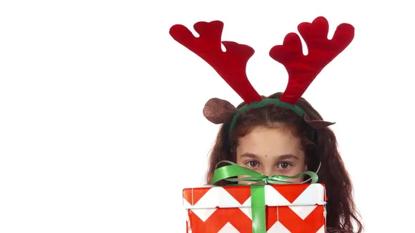 Una dulce chica se esconde detrás de una caja de regalo de Navidad — Foto de Stock