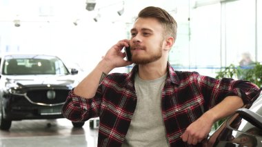 Araba Bayilik telefonda neşeli yakışıklı adam