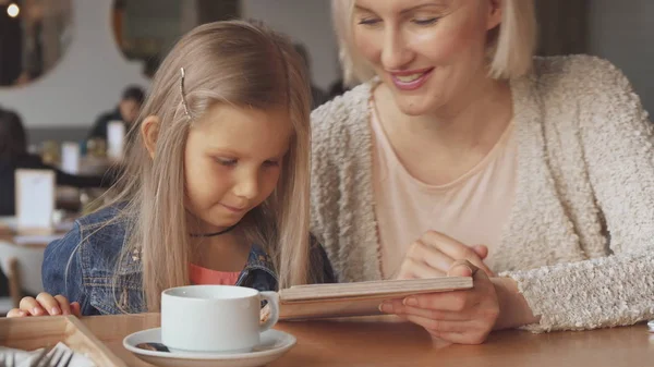 Mutter und Tochter wählen Getränke im Café — Stockfoto