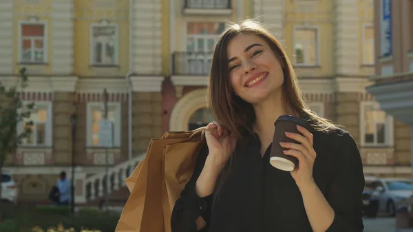 Девушка пьет кофе на улице — стоковое фото