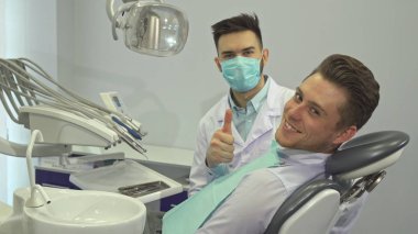 İstemci başparmak diş hekimleri ofiste ortaya çıktı