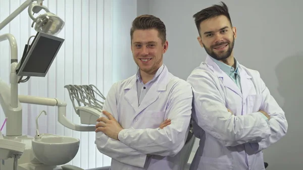 Twee tandartsen opdagen hun duimen — Stockfoto