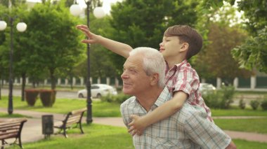 Komuta sizde torununu sırtında tutar.