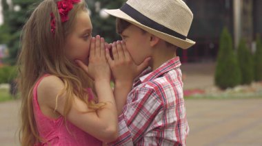 Elleri ile onların mouthes çocuklar kapak