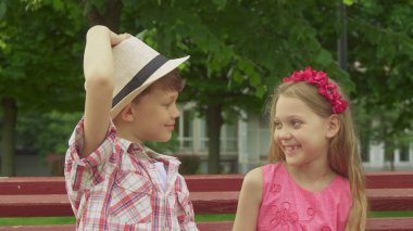 Çocuklar birbirimiz için bankta gülümse