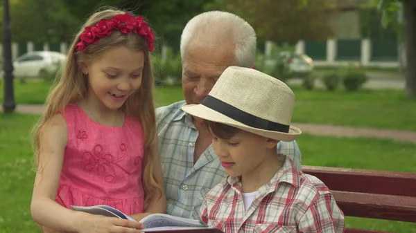 Children spend time with their granpa outdoors — Stock Photo, Image