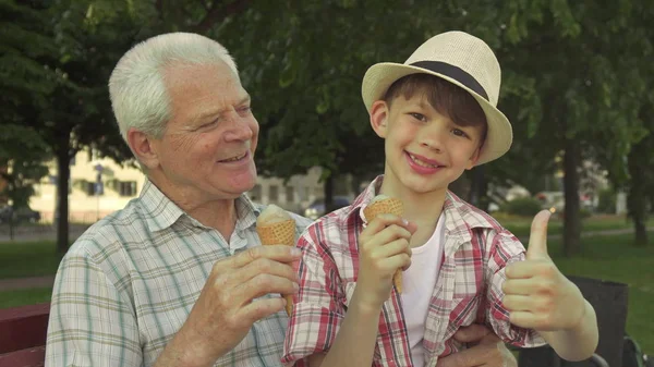 Little boy shows his thumb up near his grandpa — Stock Photo, Image