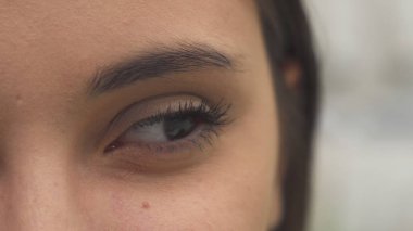 kadın onun gözünü açar