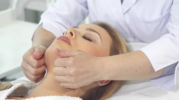 Cosmetologue massages clients visage — Photo