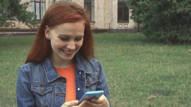 Kız manifatura ve gülüyor