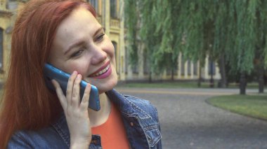 Gülümseyen ve gülerek telefonda konuşurken kız yakın çekim