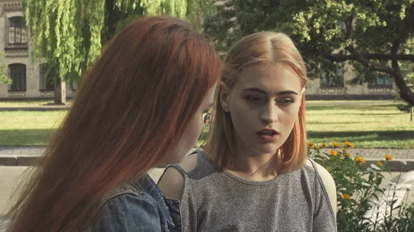 Two girls having a talk — Stock Photo, Image