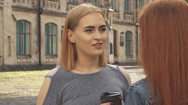 Meisjes hebben een gesprek en drinken koffie — Stockfoto