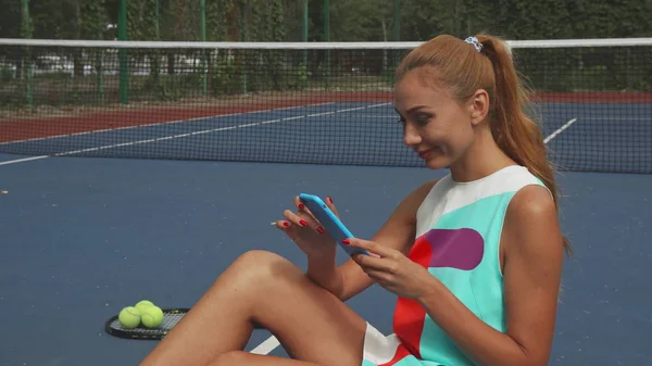 Tennismädchen surft beim Entspannen im Netz — Stockfoto