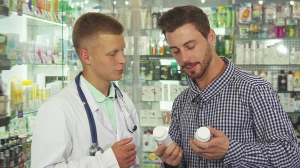 Médico consulta paciente sobre dois medicamentos — Fotografia de Stock