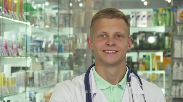 Läkare leende och stigande piller på kamera — Stockfoto
